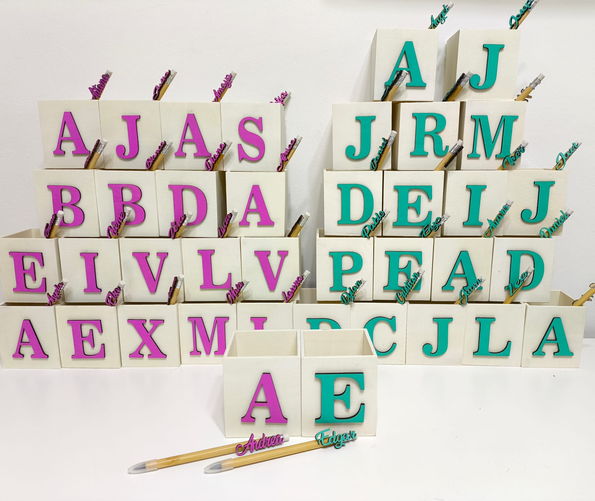 PORTALÁPICES PERSONALIZADO DE MADERA