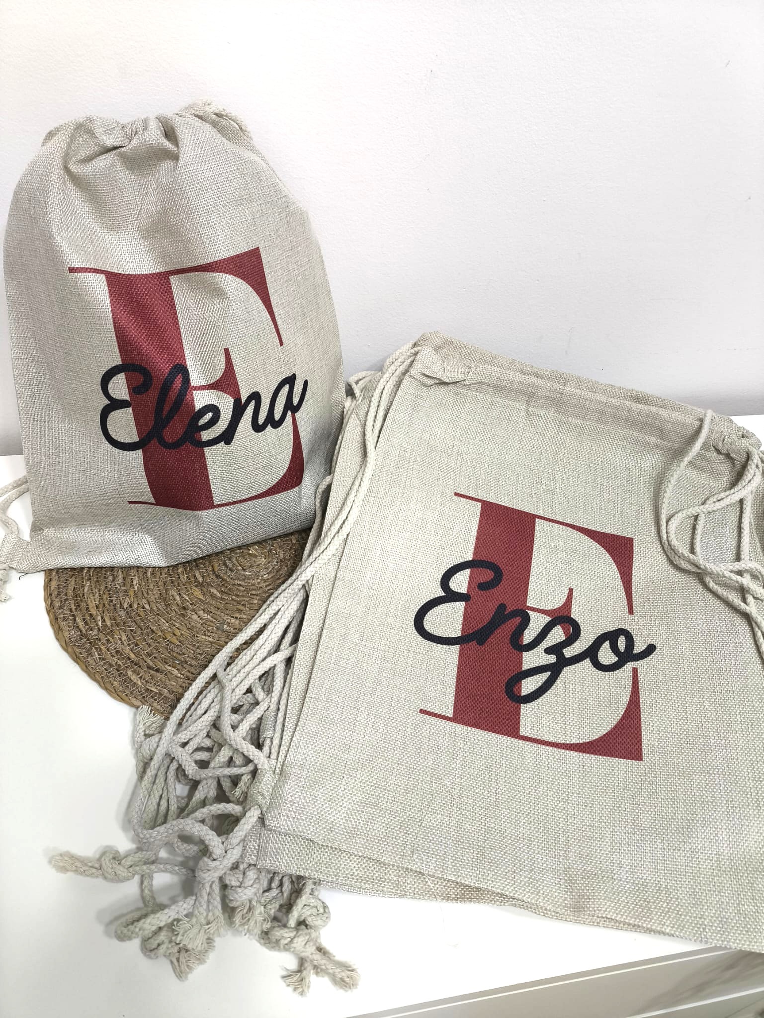 mochila personalizada con inicial y nombre