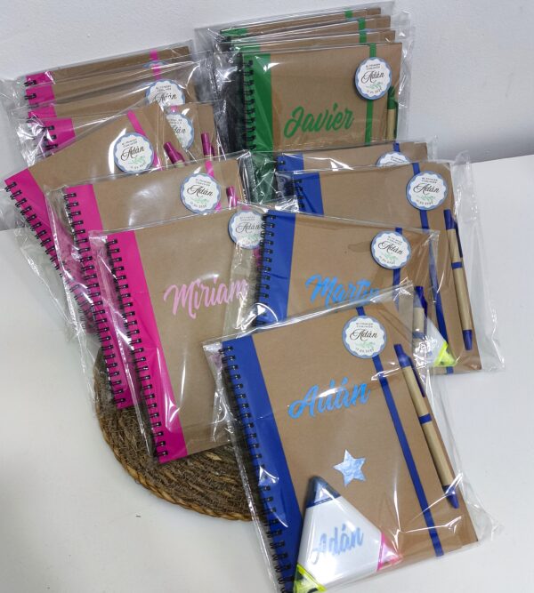 LIBRETA- CUADERNO CON BOLI + MARCADOR TRIÁNGULO PERSONALIZADO - Imagen 3