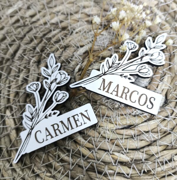 MARCASITIO DE MADERA RAMO FLORES CON IMÁN PERSONALIZADO