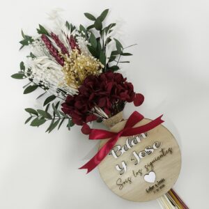 RAMO DE FLORES CON  PLACA DE MADERA DEDICATORIA