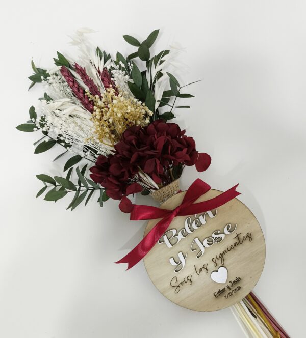 RAMO DE FLORES CON  PLACA DE MADERA DEDICATORIA