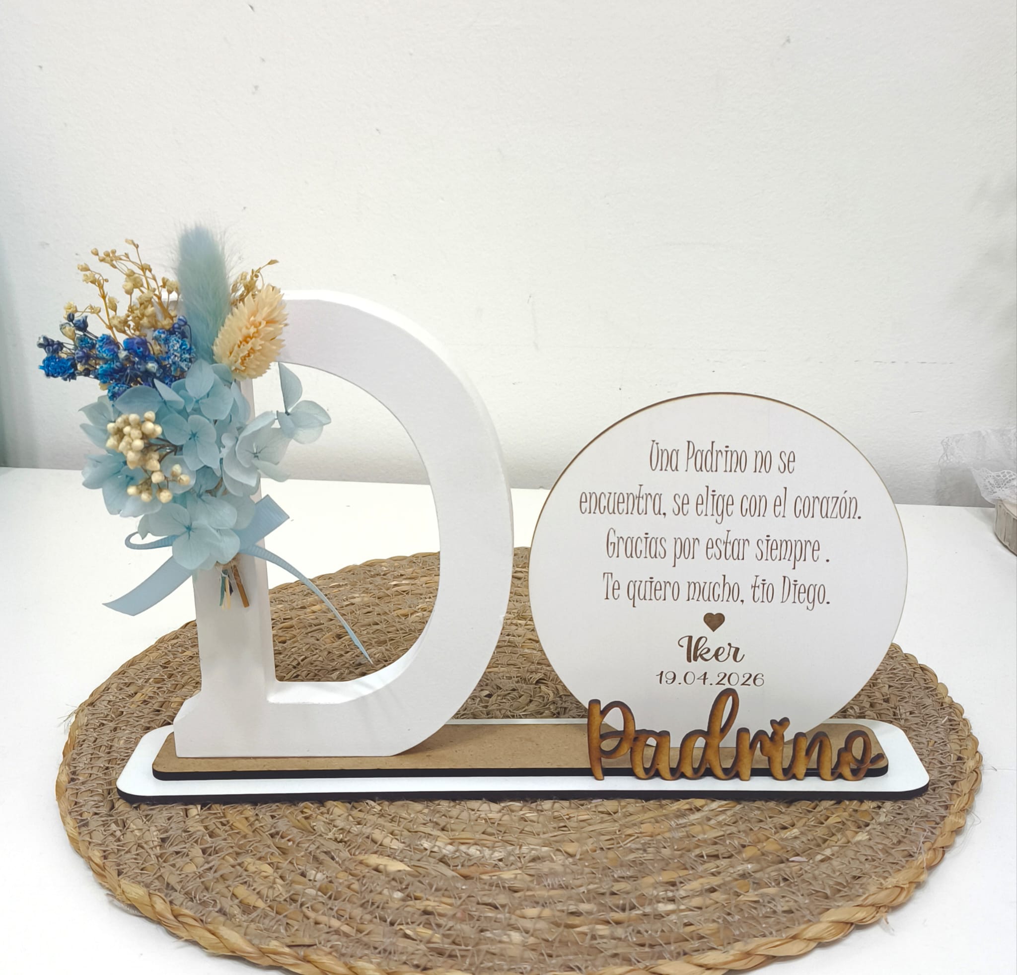 PEANA CON INICIAL DE MADERA Y DEDICATORIA - Imagen 5