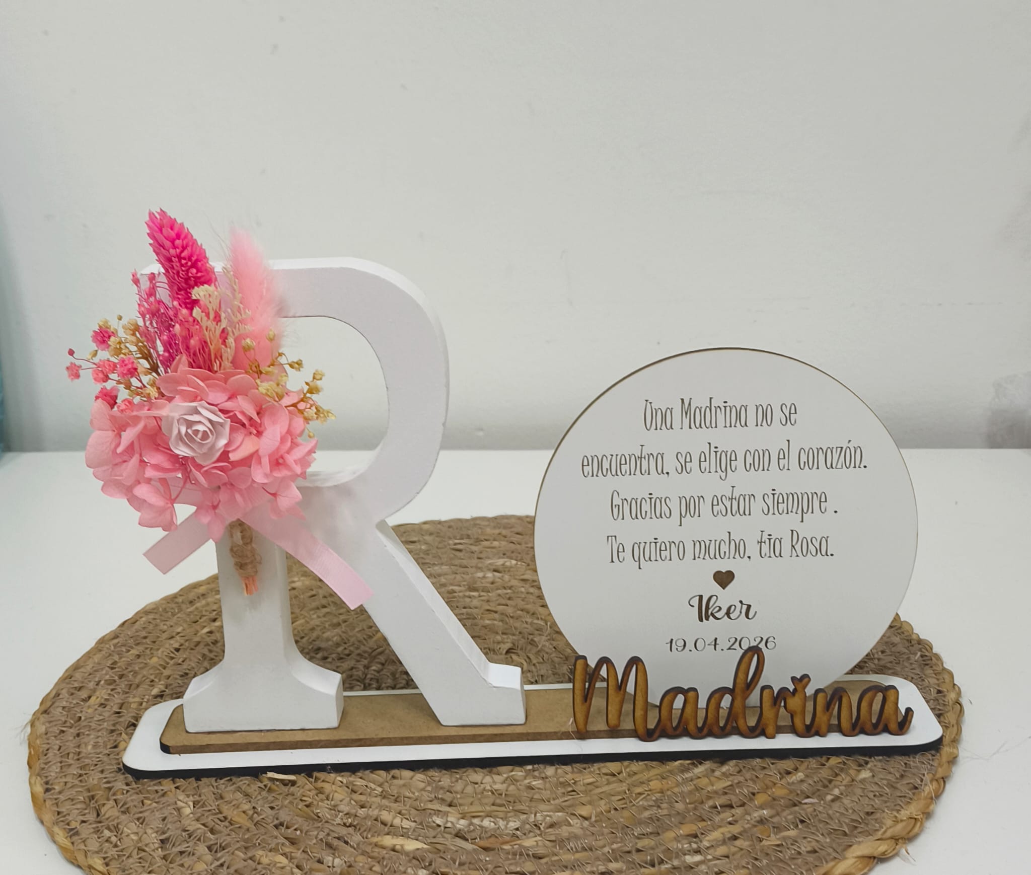 PEANA CON INICIAL DE MADERA Y DEDICATORIA - Imagen 4