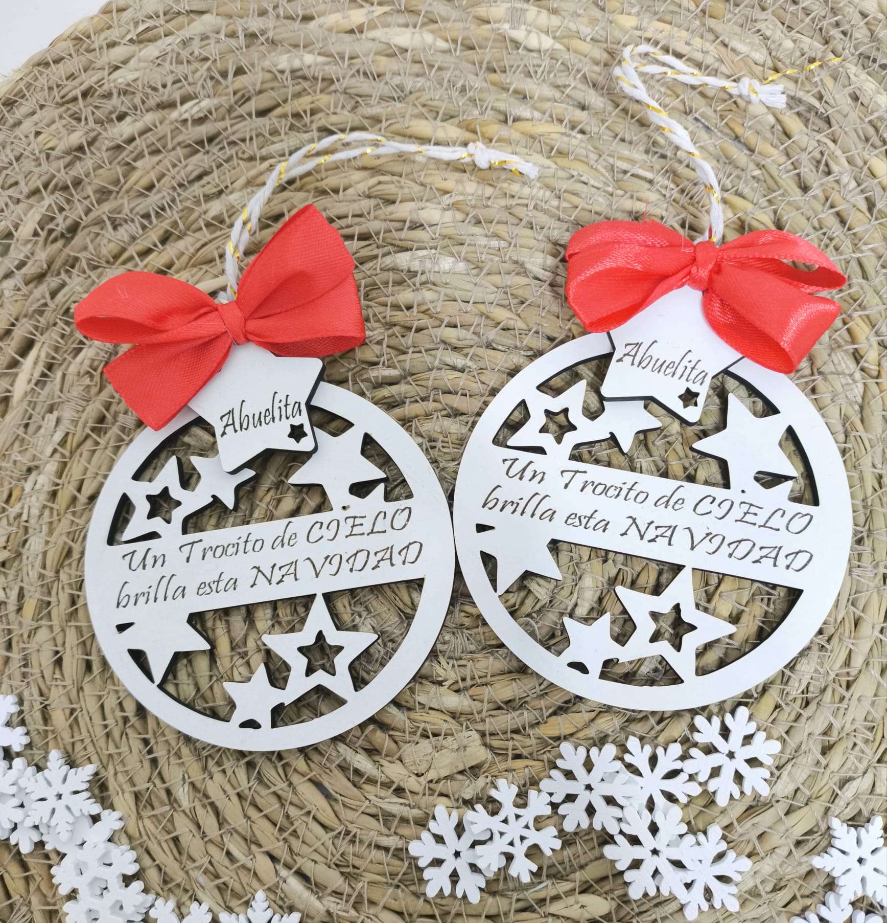 bola de madera para recordar a los que ya no estan en navidad