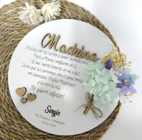 peana de madera personalizada con ramito de flores