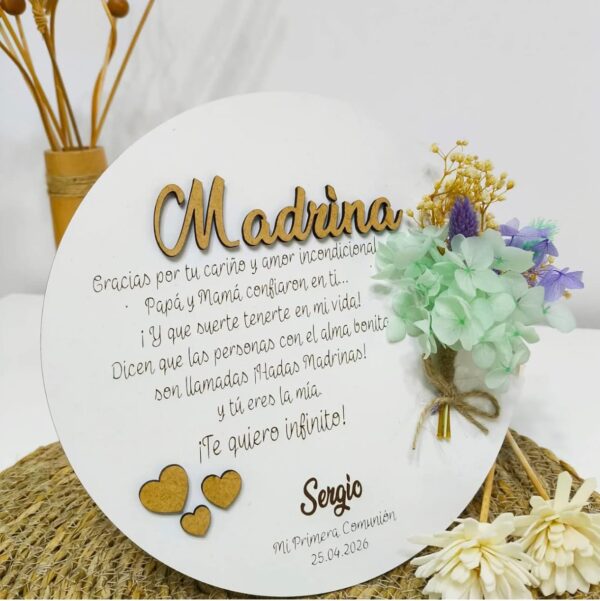 peana de madera personalizada con ramito de flores