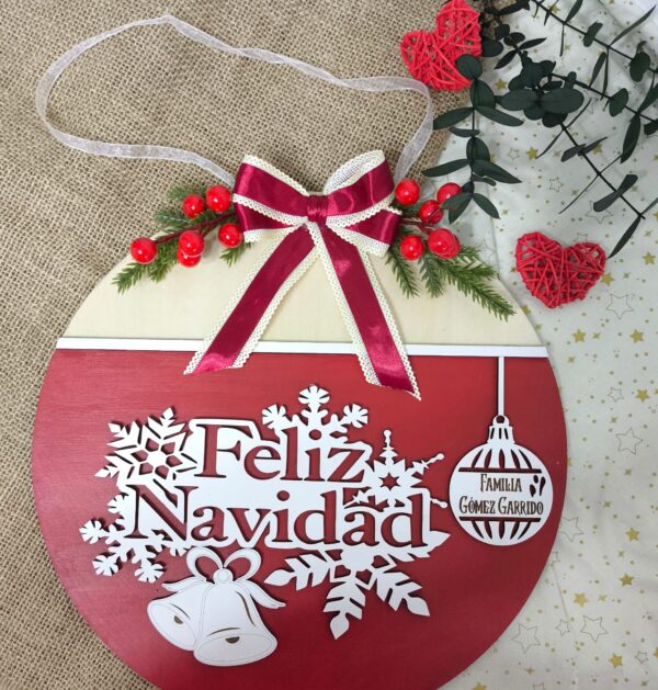 placa navideña personalizada, decoración navidad madera, adorno puerta navidad, cartel feliz navidad con nombre, regalo navideño familiar, decoración artesanal, decoración navideña personalizada, adornos navidad personalizados, decoración rústica navidad, chapas y artesanía