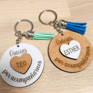 llavero madera con frase personalizada y corazón en relieva con nombre