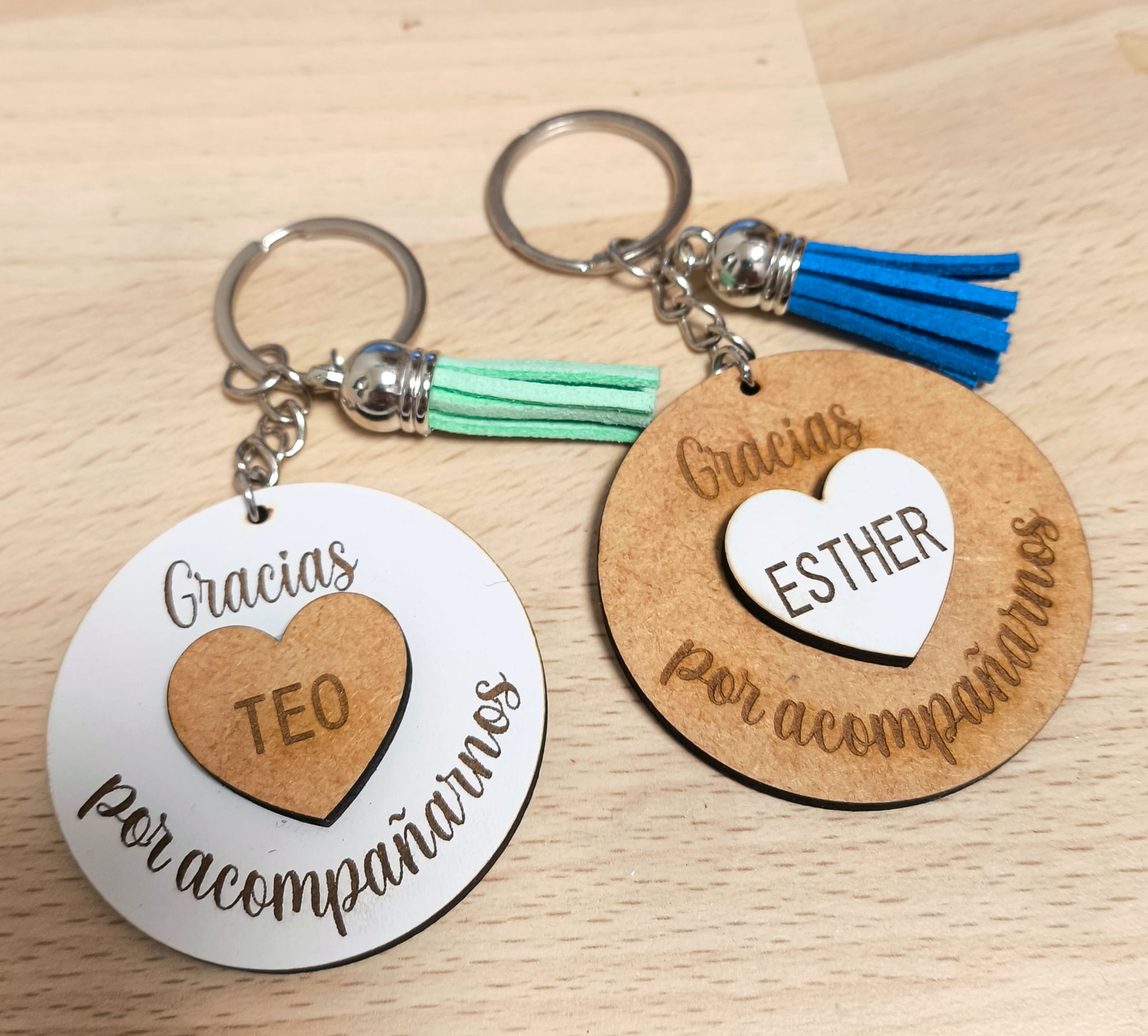 llavero madera con frase personalizada y corazón en relieva con nombre