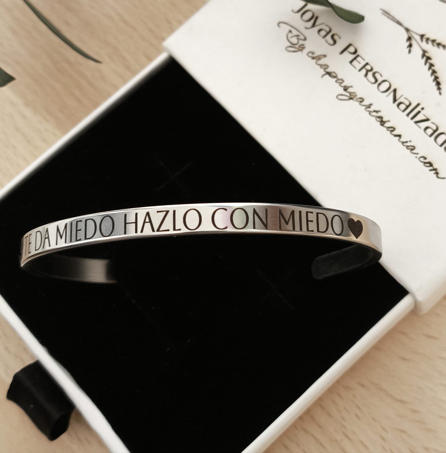 pulsera brazalete de acero personalizado con frase