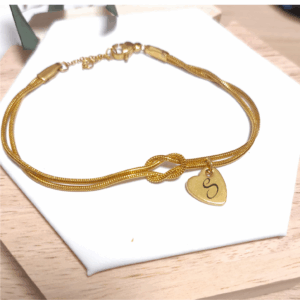 pulsera infinito con inicial en acero acabado oro