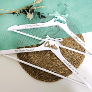 percha comunión personalizada con nombre en relieve y grabado laser